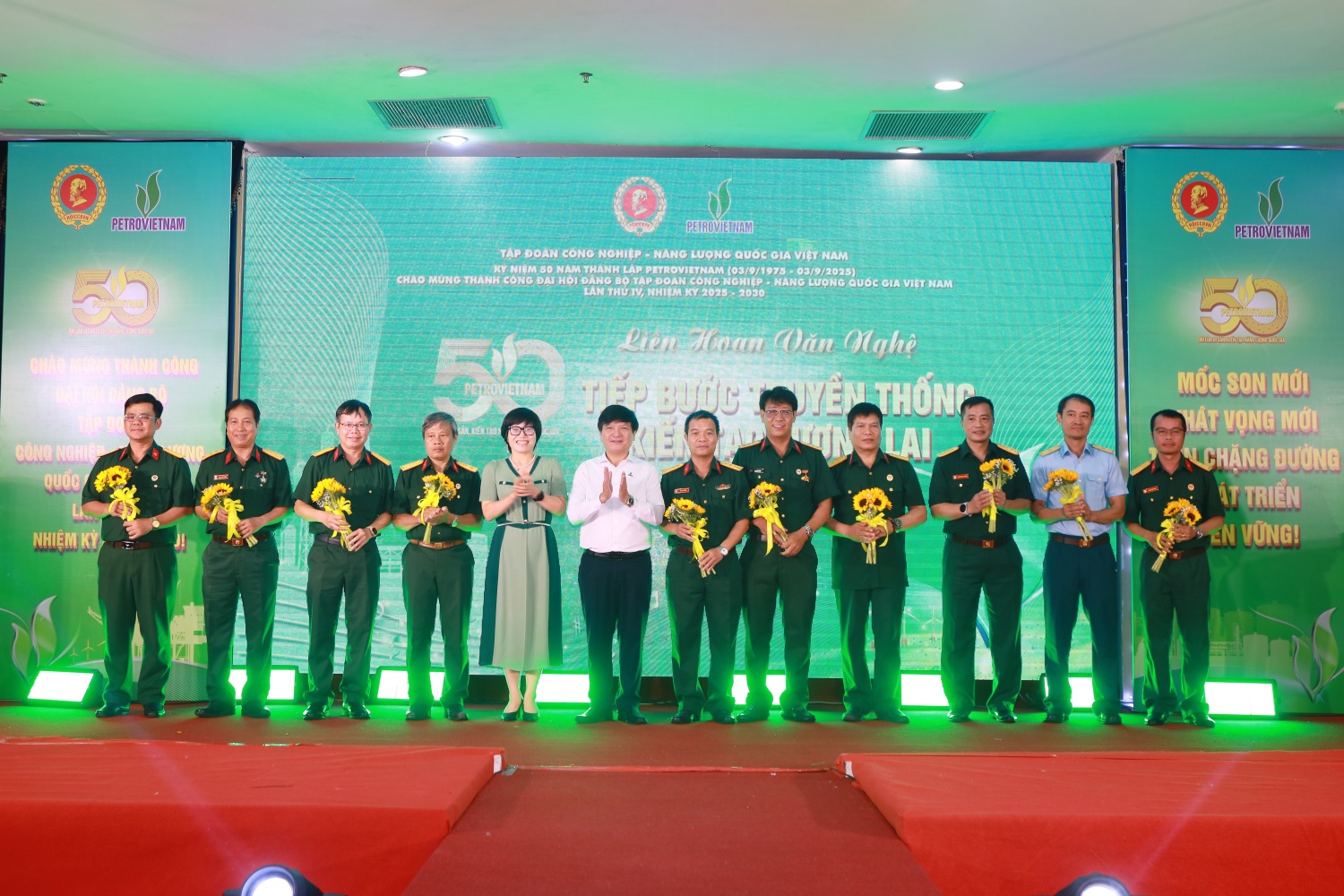 Các cá nhân tiêu biểu nhận hoa chúc mừng với những thành tích xuất sắc trong trong học tập và làm theo tư tưởng, phong cách đạo đức Hồ Chí Minh giai đoạn 2020 - 2024.