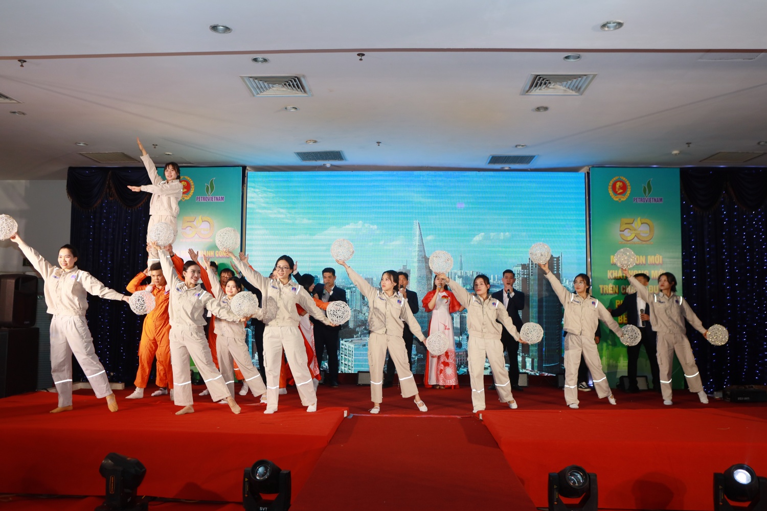 Trong không khí phấn khởi và tràn đầy niềm tin tưởng về các chỉ tiêu Nghị quyết Đại hội IV đề ra, Chương trình Liên hoan văn nghệ chào mừng thành công Đại hội Đảng được tổ chức gồm 3 phần: “Đảng bộ PetroVietNam tiếp bước trang sử hào hùng”; “Năng lượng từ