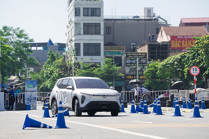 “Ngày hội thu xăng đổi điện” phủ sóng 3 miền, khách ùn ùn rước xe VinFast về nhà