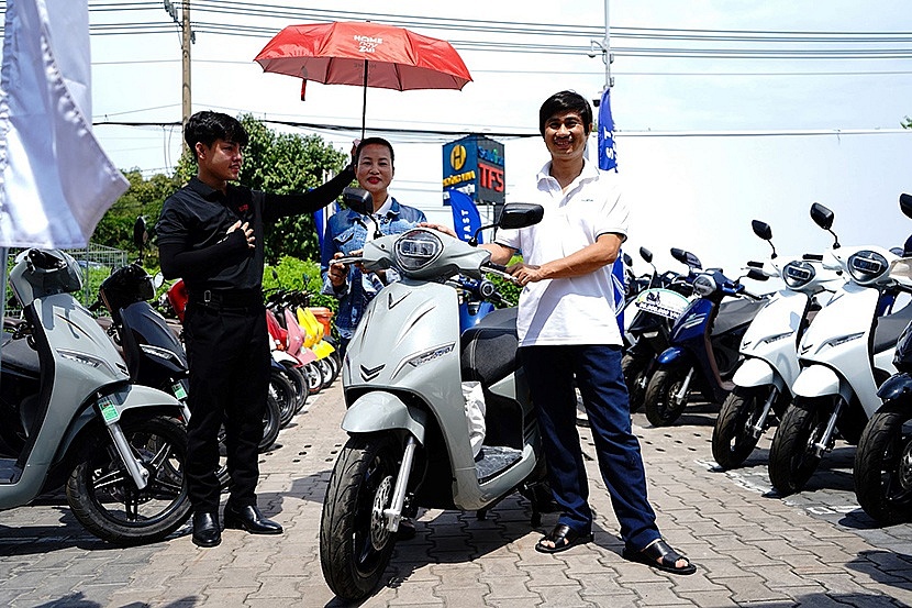 “Ngày hội thu xăng đổi điện” phủ sóng 3 miền, khách ùn ùn rước xe VinFast về nhà