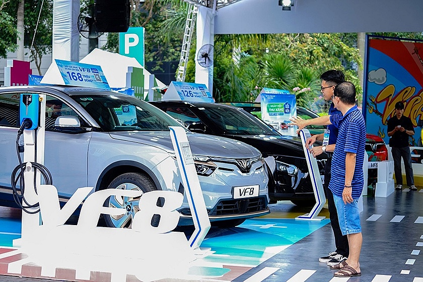 “Ngày hội thu xăng đổi điện” phủ sóng 3 miền, khách ùn ùn rước xe VinFast về nhà