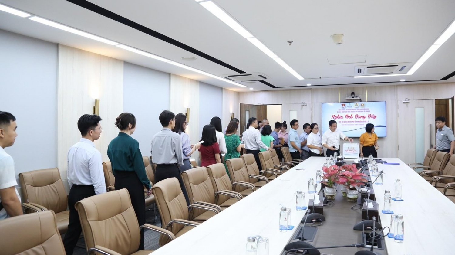 PVTrans chung tay ủng hộ đồng bào các địa phương bị ảnh hưởng bởi mưa lũ