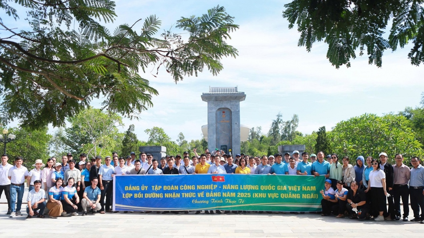Lớp bồi dưỡng nhận thức về Đảng khu vực Quảng Ngãi học tập thực tế qua hành trình về nguồn tại các "địa chỉ đỏ"