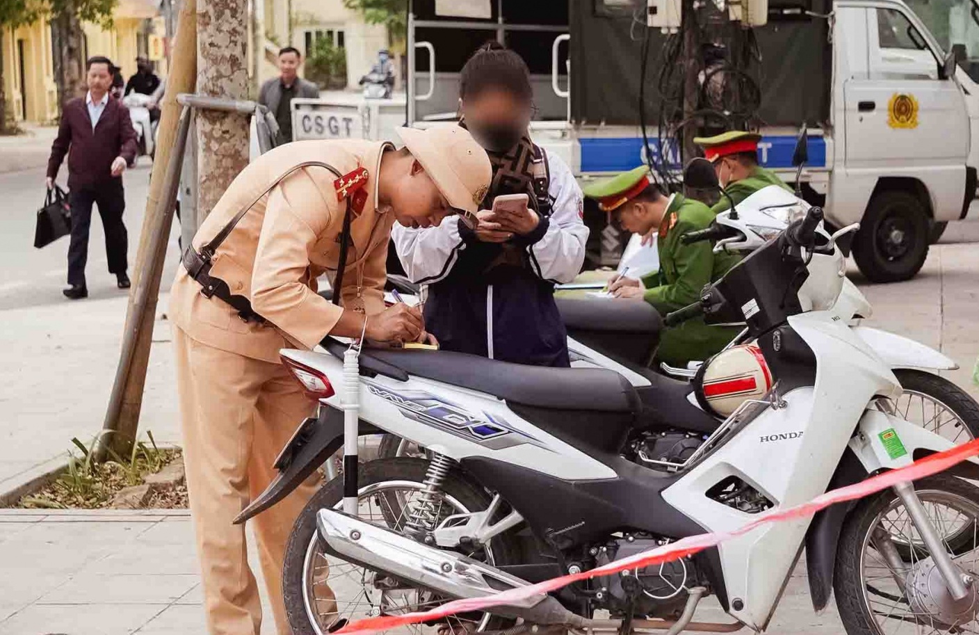 Nghiên cứu bổ sung hình thức phạt lao động công ích với người vi phạm giao thông
