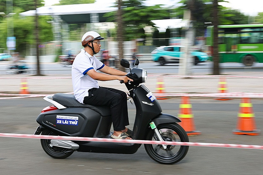 Chuỗi sự kiện “Đổi xăng lấy điện” tiếp tục mang cơ hội “chuyển đổi xanh trong ngày” tới khách hàng Việt