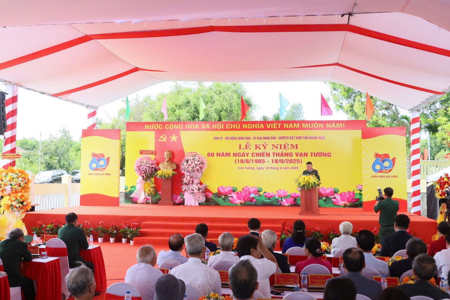 Quang cảnh lễ kỷ niệm 60 năm Chiến thắng Vạn Tường.