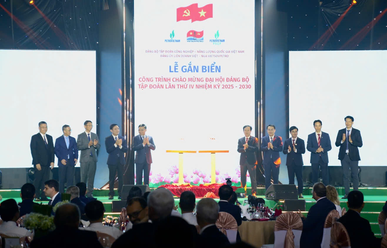 Lễ đón mừng dòng dầu đầu tiên từ dự án phát triển mỏ Kình Ngư Trắng – Kình Ngư Trắng Nam