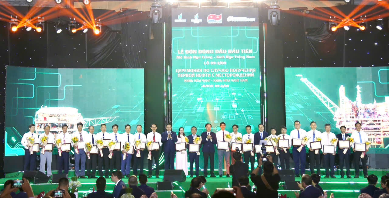 Lễ đón mừng dòng dầu đầu tiên từ dự án phát triển mỏ Kình Ngư Trắng – Kình Ngư Trắng Nam