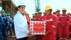[Chùm ảnh] Phó Thủ tướng Bùi Thanh Sơn thăm và động viên người lao động PTSC