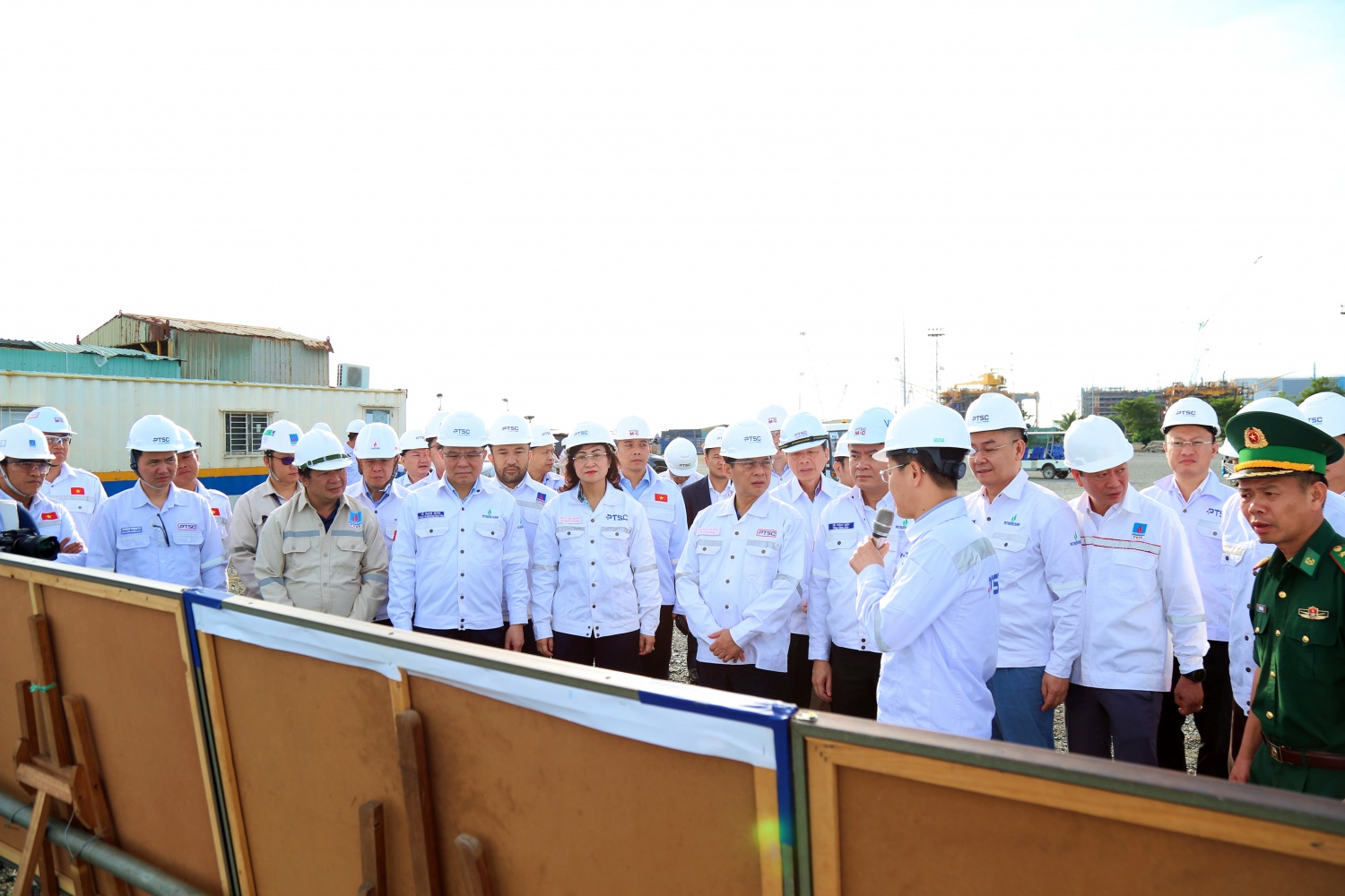 [Chùm ảnh] Phó Thủ tướng Bùi Thanh Sơn thăm và động viên người lao động PTSC