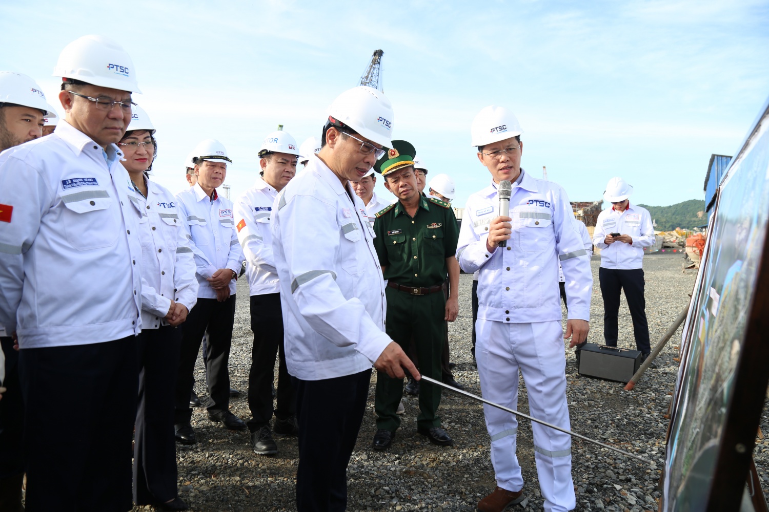 [Chùm ảnh] Phó Thủ tướng Bùi Thanh Sơn thăm và động viên người lao động PTSC