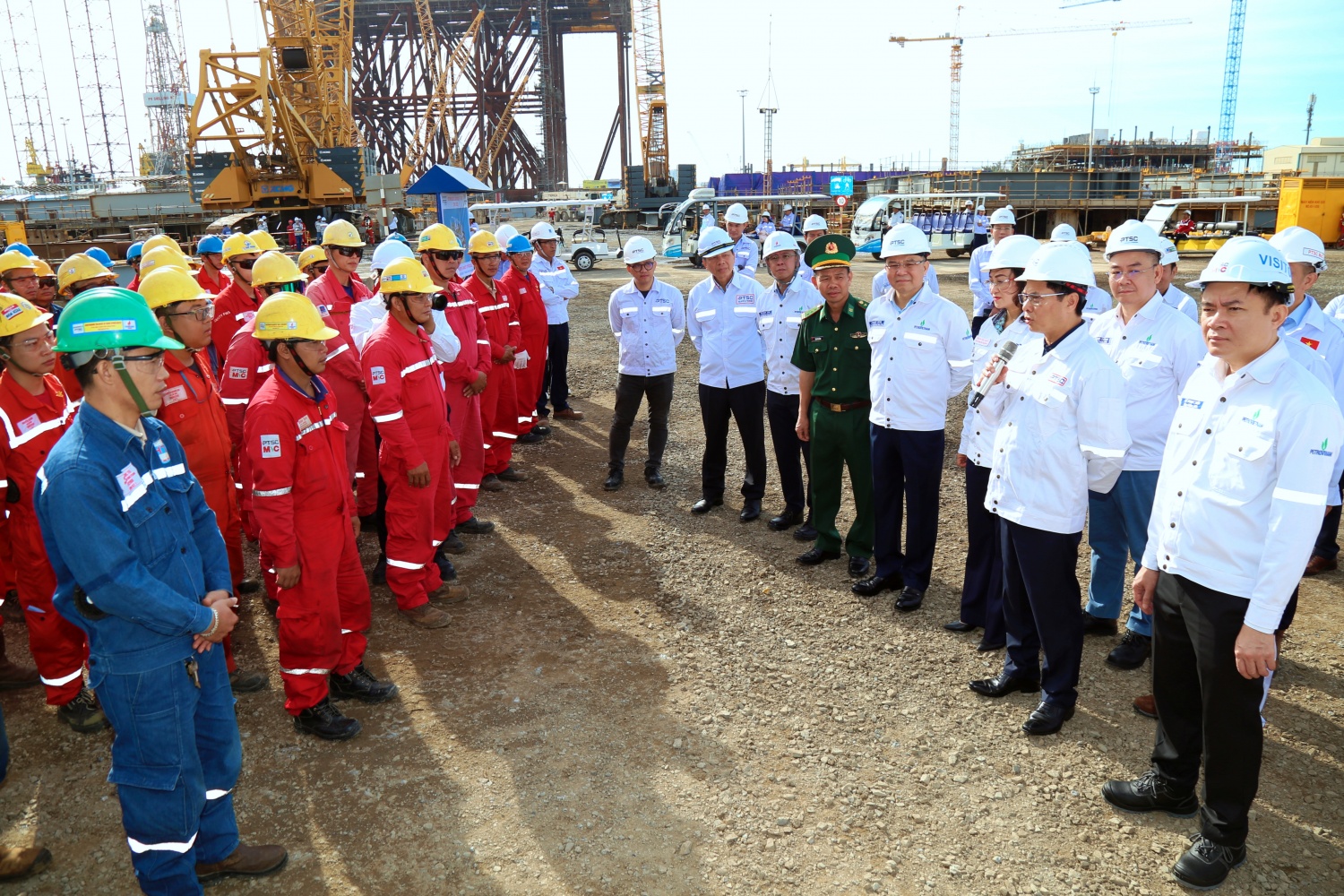 [Chùm ảnh] Phó Thủ tướng Bùi Thanh Sơn thăm và động viên người lao động PTSC