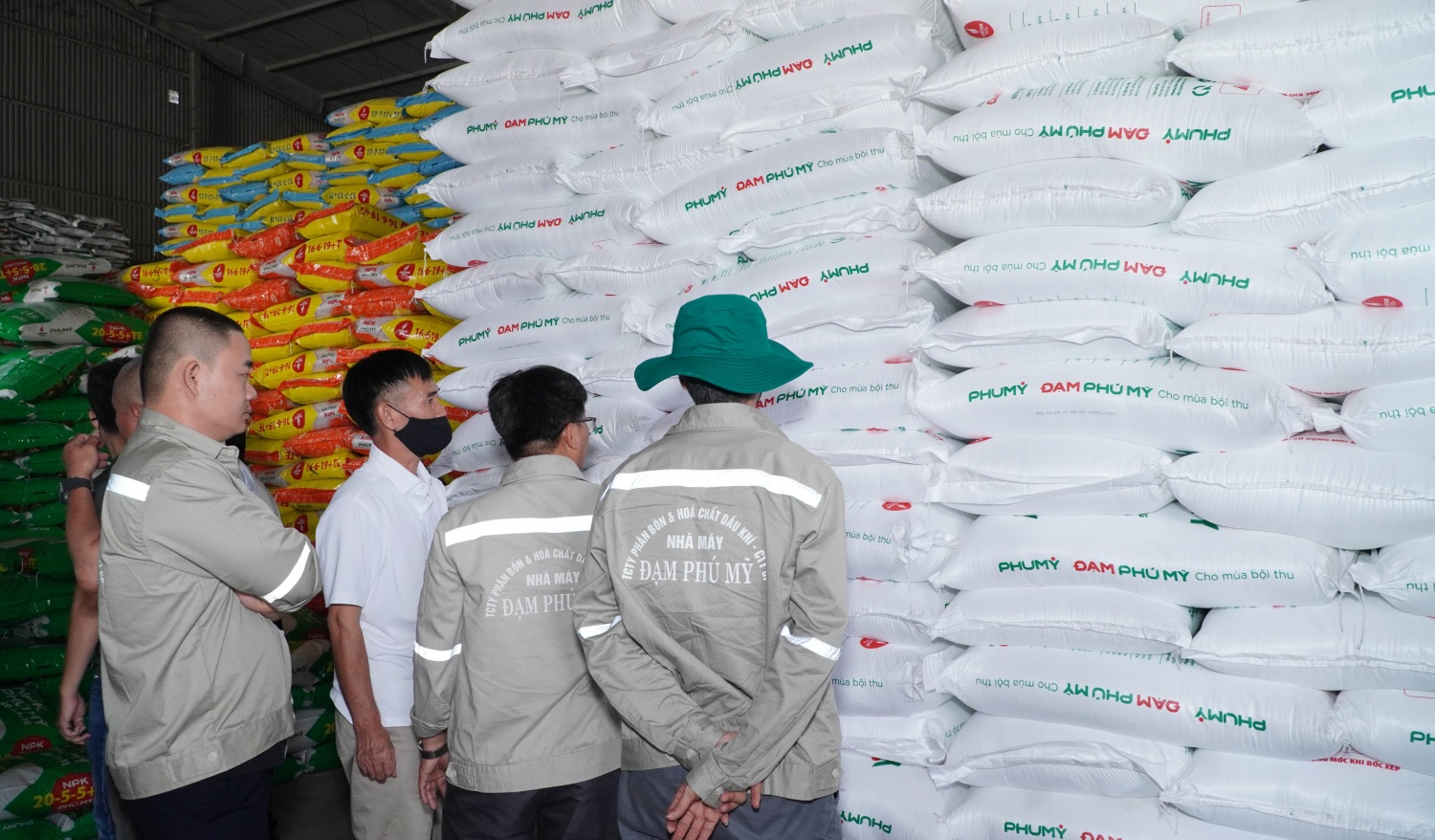 PVFCCo – Phú Mỹ gặp mặt nhà phân phối và khảo sát thị trường tại Đắk Lắk PVFCCo - Phú Mỹ gặp mặt nhà phân phối và khảo sát thị trường tại Đắk Lắk