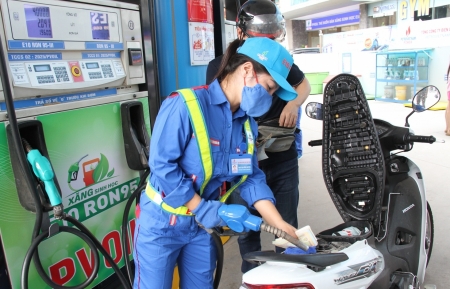 Giá xăng quay đầu tăng, RON 95 vượt mốc 20.000 đồng/lít