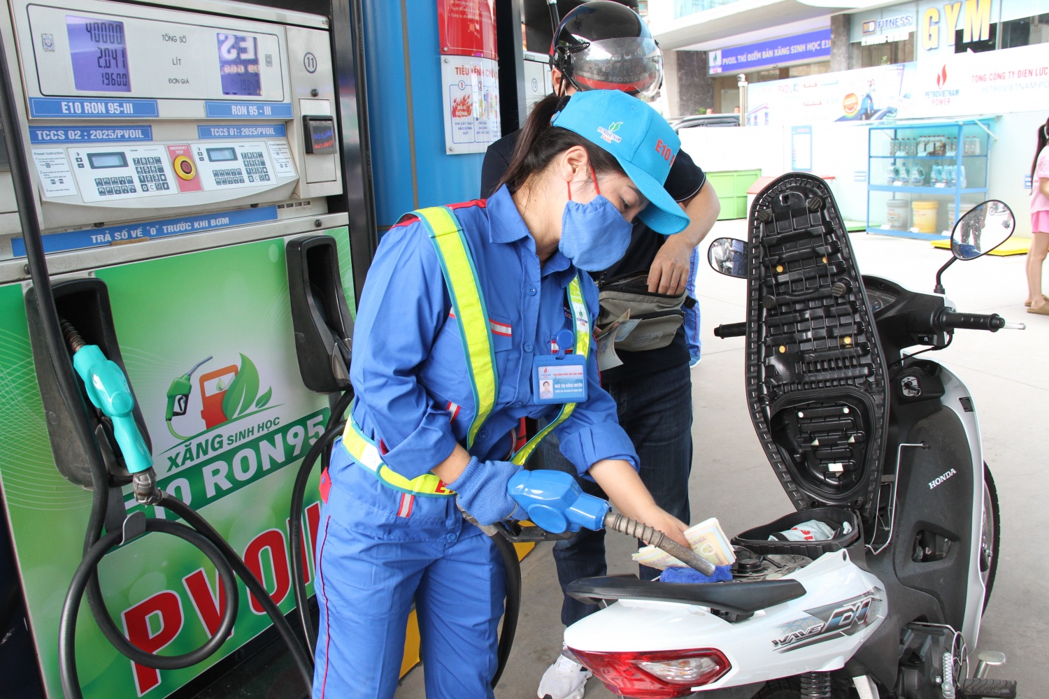 Giá xăng quay đầu tăng, RON 95 vượt mốc 20.000 đồng/lít