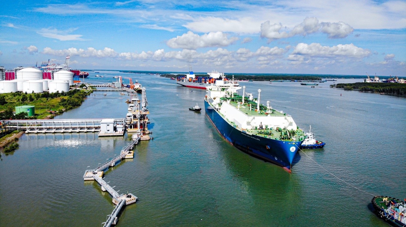 Tàu Maran Gas Achilles tiến vào Kho cảng LNG Thị Vải, đánh dấu sự kiện đầu tiên và quan trọng nhất trong lộ trình chuyển đổi năng lượng xanh của PV GAS