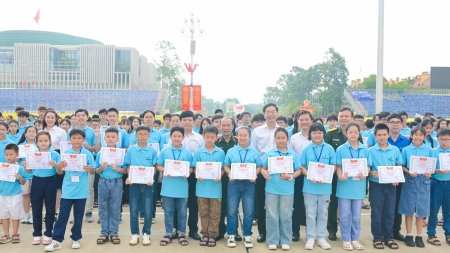 [VIDEO] Petrovietnam tổ chức Lễ báo công dâng Bác, tuyên dương các học sinh đạt thành tích cao