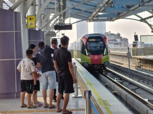Metro Hà Nội đón lượng khách kỷ lục dịp hợp luyện diễu binh A80