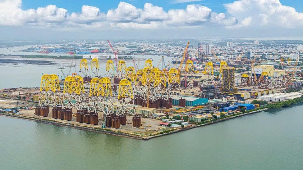 Bàn tay, khối óc của người lao động dầu khí - ngành công nghiệp năng lượng trên đại công trường điện gió vẽ nên sắc hoa vàng rực rỡ. Bàn tay, khối óc của người lao động dầu khí - ngành công nghiệp năng lượng trên đại công trường điện gió vẽ nên sắc hoa vàng rực rỡ.