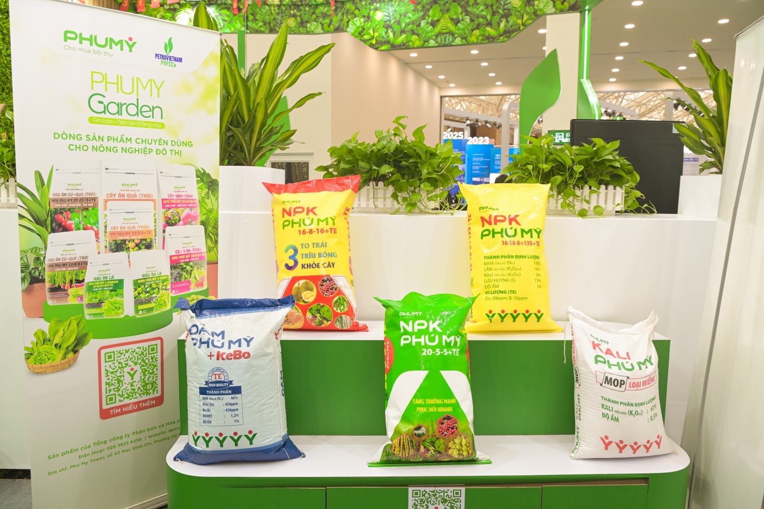 Gian hàng Phú Mỹ – PVFCCo thu hút khách tham quan tại Triển lãm thành tựu đất nước Gian hàng Phú Mỹ – PVFCCo thu hút khách tham quan tại Triển lãm thành tựu đất nước