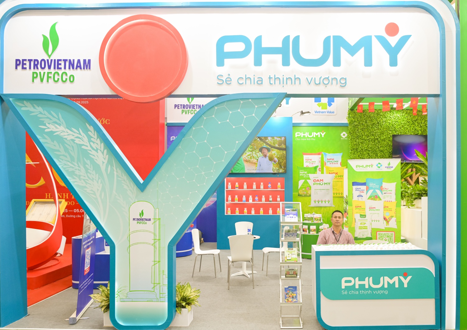 Gian hàng Phú Mỹ – PVFCCo thu hút khách tham quan tại Triển lãm thành tựu đất nước Gian hàng Phú Mỹ – PVFCCo thu hút khách tham quan tại Triển lãm thành tựu đất nước