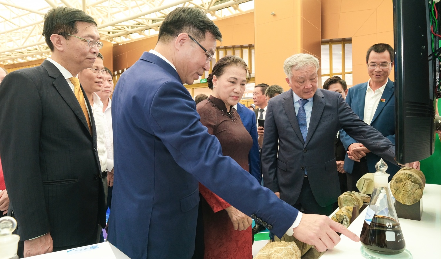 Lãnh đạo Đảng và Nhà nước tham quan gian trưng bày của Petrovietnam tại Triển lãm 80 năm thành tựu đất nước