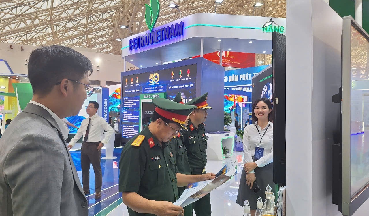 [Chùm ảnh] Gian trưng bày ấn tượng của Petrovietnam tại Triển lãm Thành tựu đất nước
