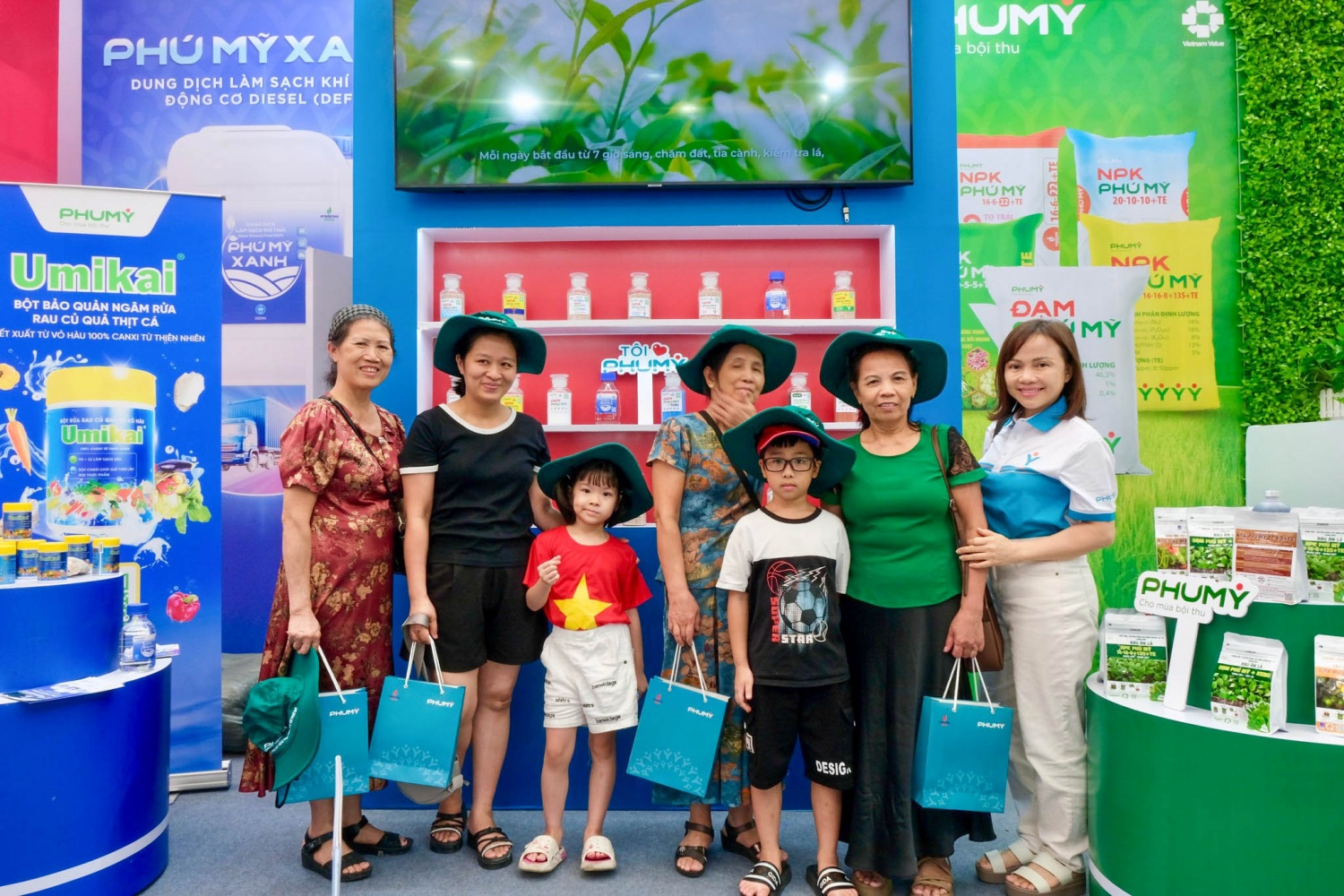 Gian hàng Phú Mỹ – PVFCCo thu hút khách tham quan tại Triển lãm thành tựu đất nước