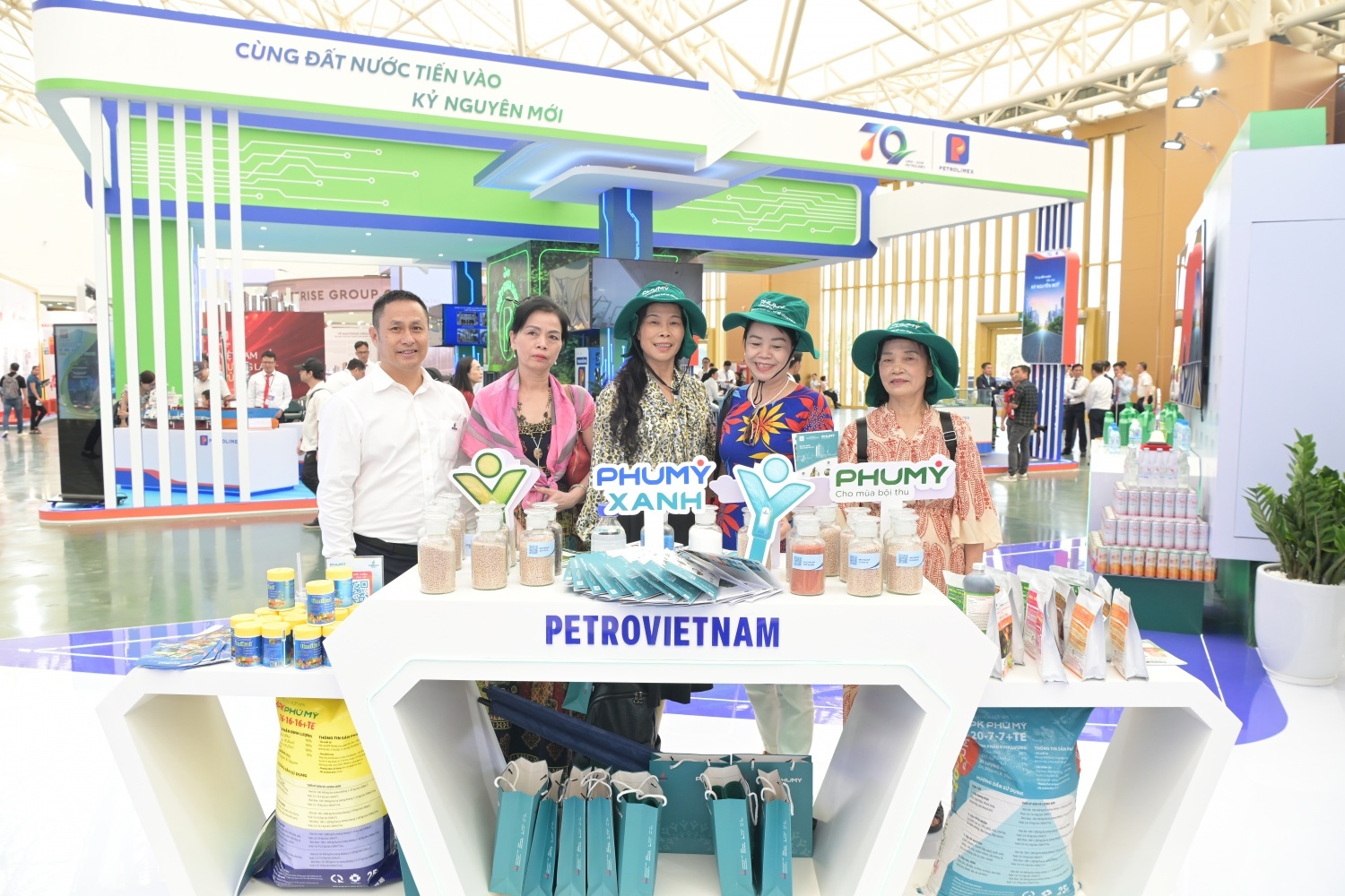 Gian hàng Phú Mỹ – PVFCCo thu hút khách tham quan tại Triển lãm thành tựu đất nước Gian hàng Phú Mỹ – PVFCCo thu hút khách tham quan tại Triển lãm thành tựu đất nước