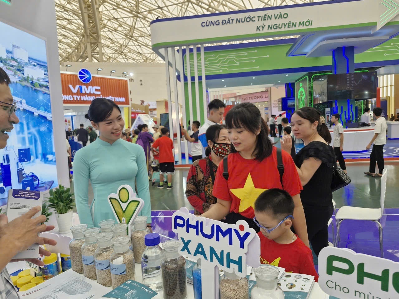 Gian hàng Phú Mỹ – PVFCCo thu hút khách tham quan tại Triển lãm thành tựu đất nước