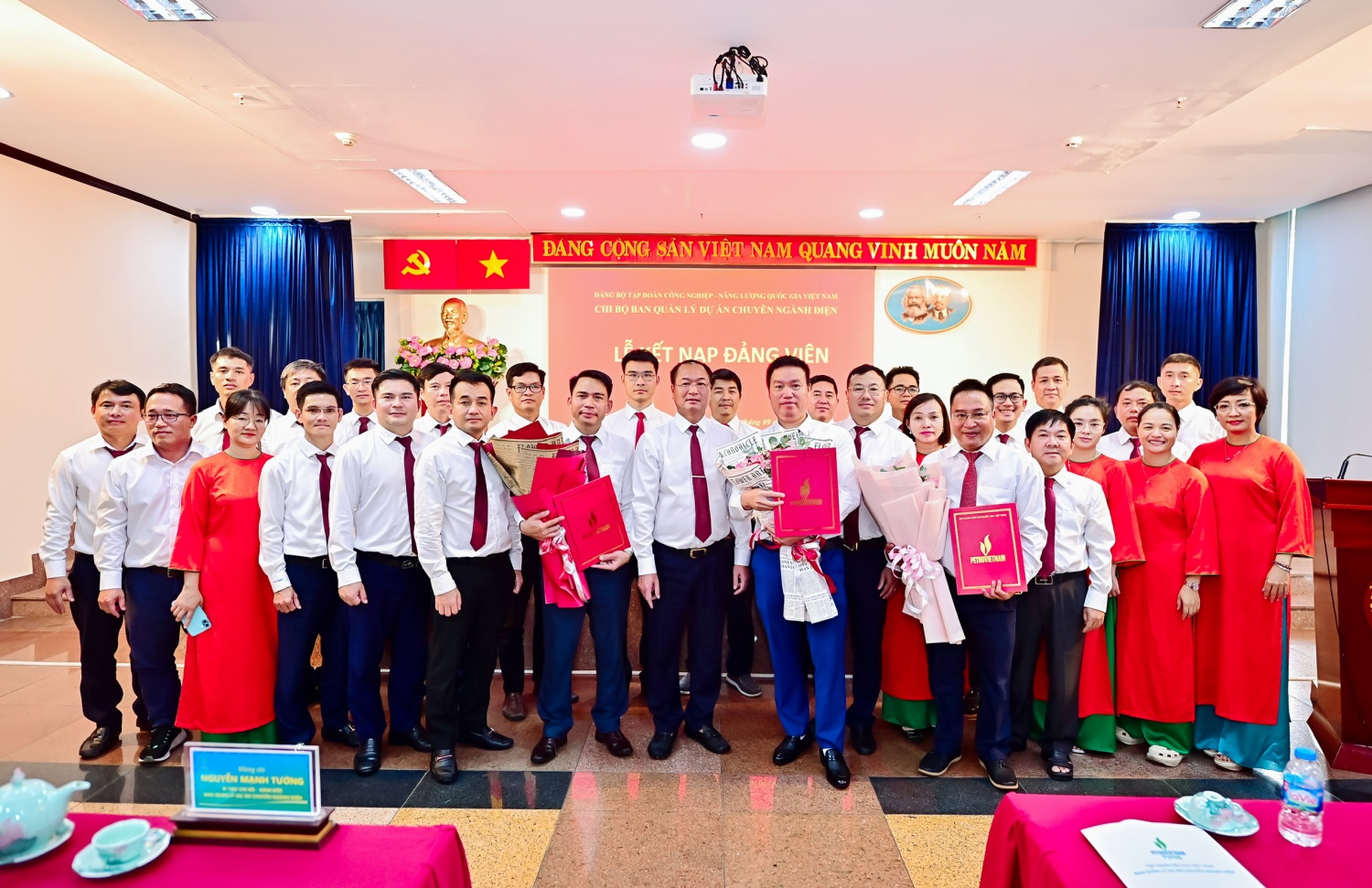 Chi bộ PVPMB tổ chức sinh hoạt chính trị chuyên đề và kết nạp đảng viên mới