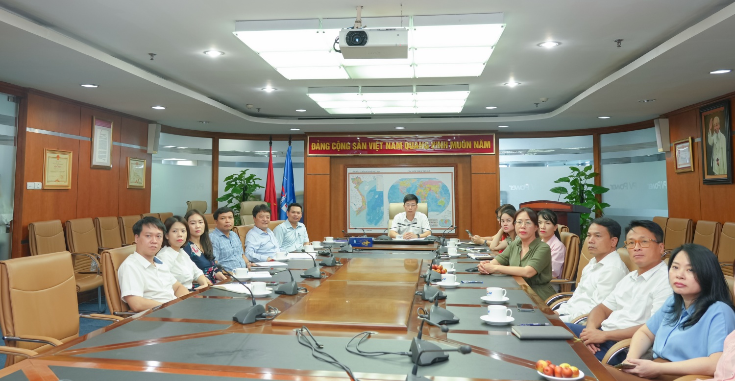 Đồng chí Hoàng Văn Quang, Bí thư Đảng ủy. Chủ tịch HĐTV PV Power sinh hoạt cùng Chi bộ Ban Kinh tế - Kế hoạch Tổng công ty