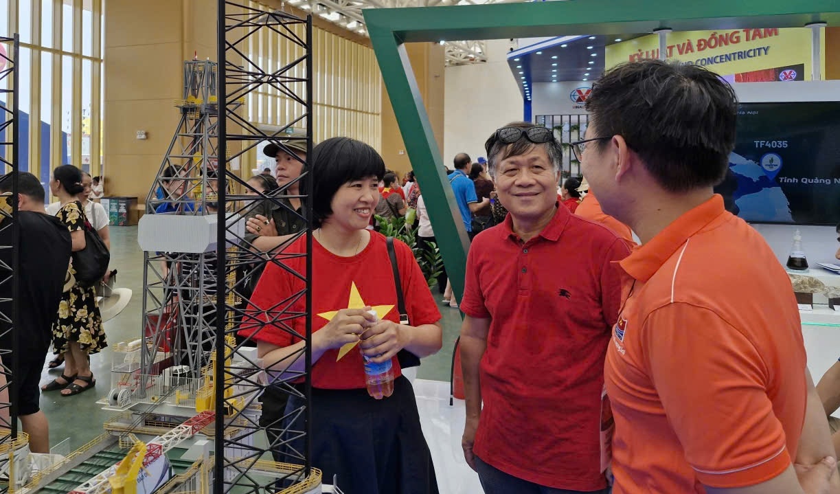 Chi bộ 1 thuộc Đảng bộ Nghiên cứu Khoa học và Đào tạo tham quan Triển lãm Thành tựu đất nước