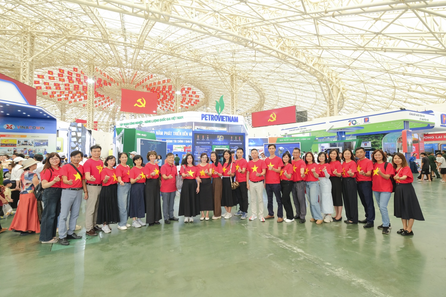 Chi bộ 1 thuộc Đảng bộ Nghiên cứu Khoa học và Đào tạo tham quan Triển lãm Thành tựu đất nước