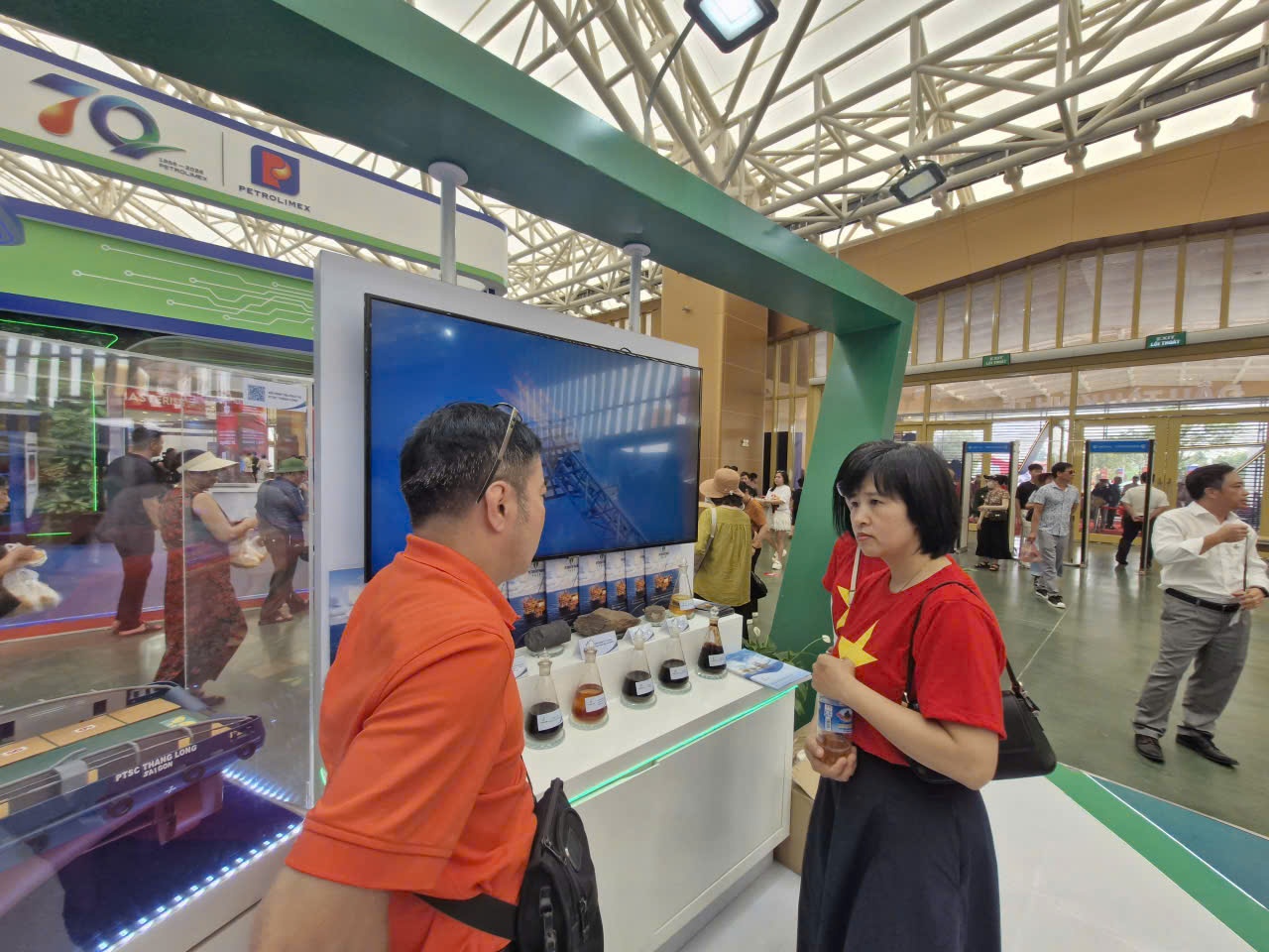 Chi bộ 1 thuộc Đảng bộ Nghiên cứu Khoa học và Đào tạo tham quan Triển lãm Thành tựu đất nước