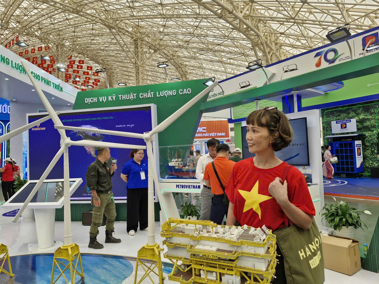 Chi bộ 1 thuộc Đảng bộ Nghiên cứu Khoa học và Đào tạo tham quan Triển lãm Thành tựu đất nước