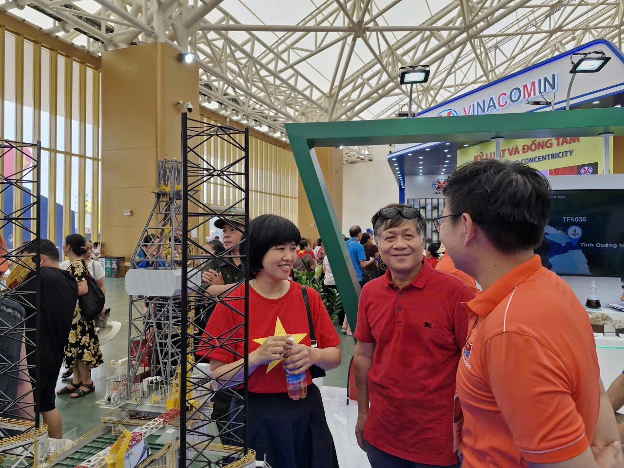 Chi bộ 1 thuộc Đảng bộ Nghiên cứu Khoa học và Đào tạo tham quan Triển lãm Thành tựu đất nước