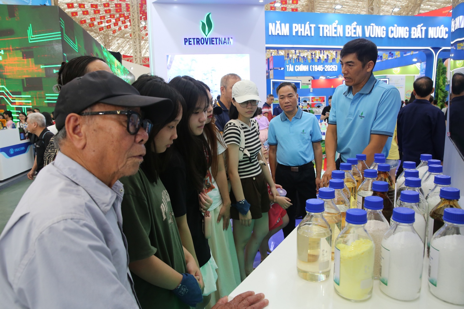 Các kỹ sư BSR giới thiệu sản phẩm tới du khách tham quan triển lãm.