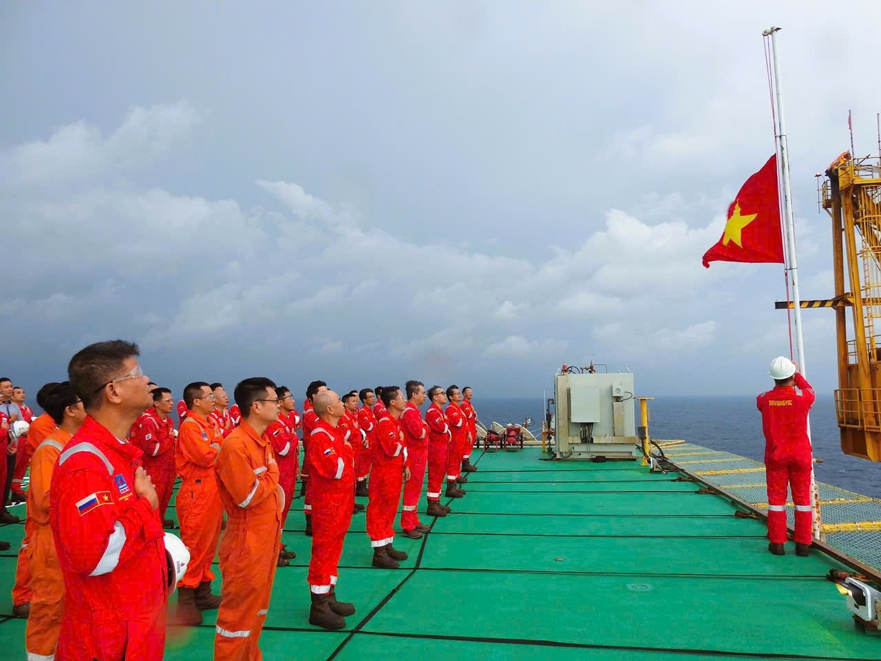 Chào cờ trên giàn PQP - Hải Thạch trong ngày Quốc khánh 2/9.