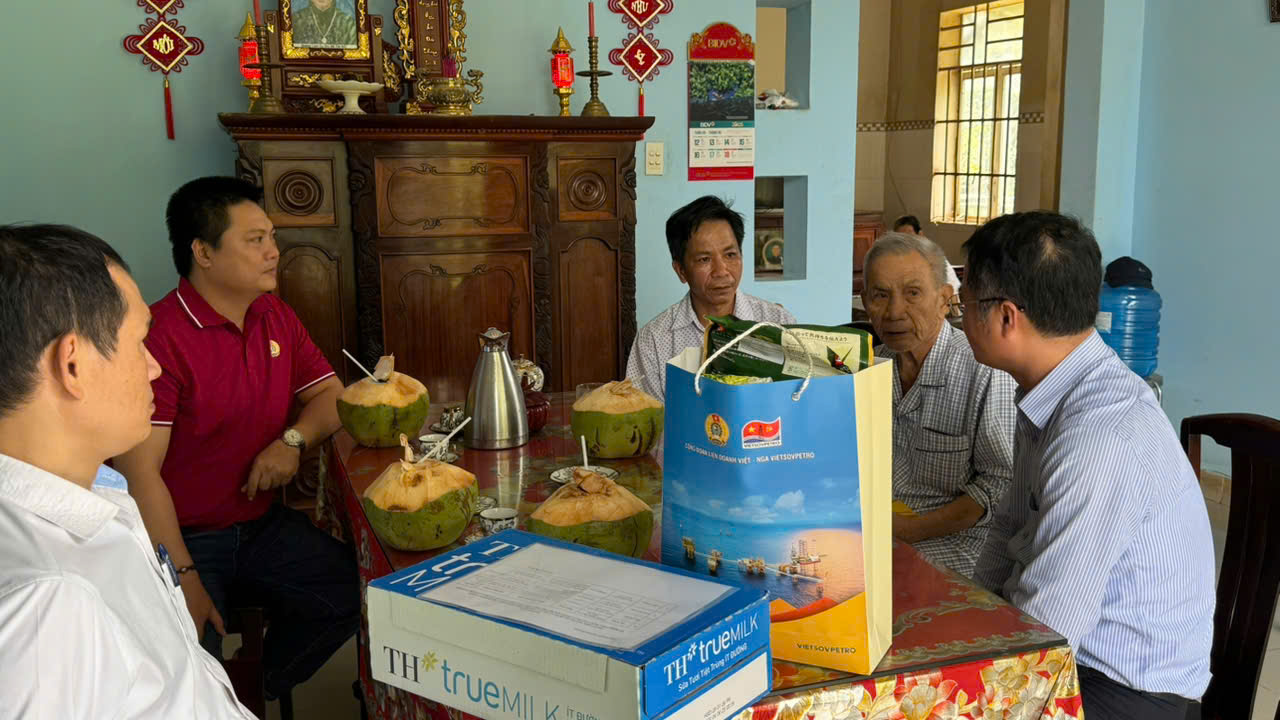 Công đoàn Vietsovpetro tặng quà đoàn viên nhân Tuần lễ Văn hóa Dầu khí 2025 Công đoàn Vietsovpetro tặng quà đoàn viên nhân Tuần lễ Văn hóa Dầu khí 2025