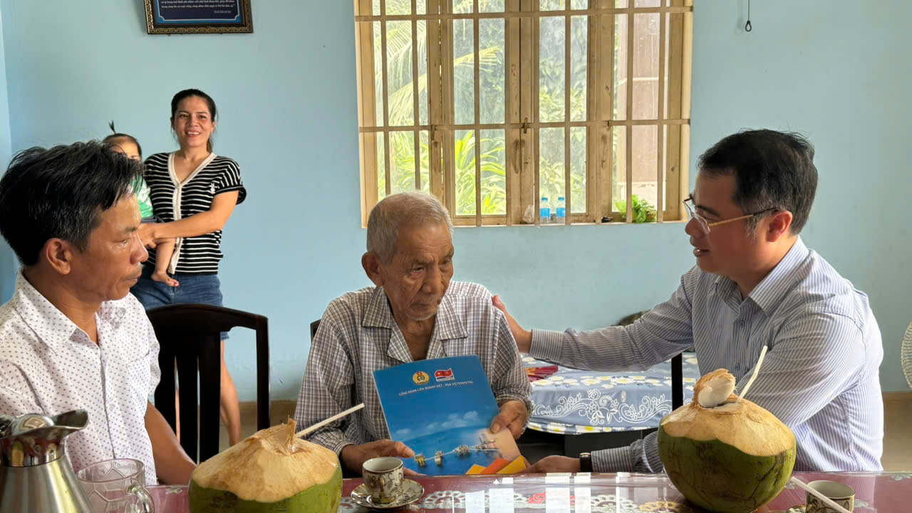 Công đoàn Vietsovpetro tặng quà đoàn viên nhân Tuần lễ Văn hóa Dầu khí 2025 Công đoàn Vietsovpetro tặng quà đoàn viên nhân Tuần lễ Văn hóa Dầu khí 2025