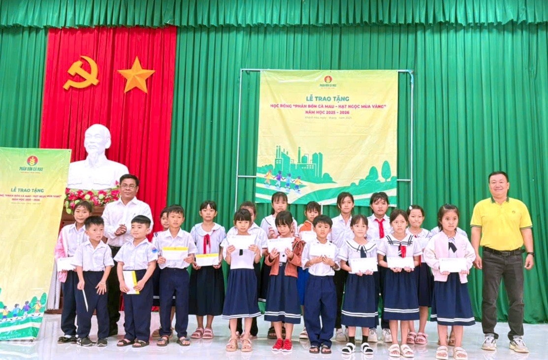 Phân bón Cà Mau dành hơn 3 tỷ đồng trao học bổng năm học mới 2025–2026