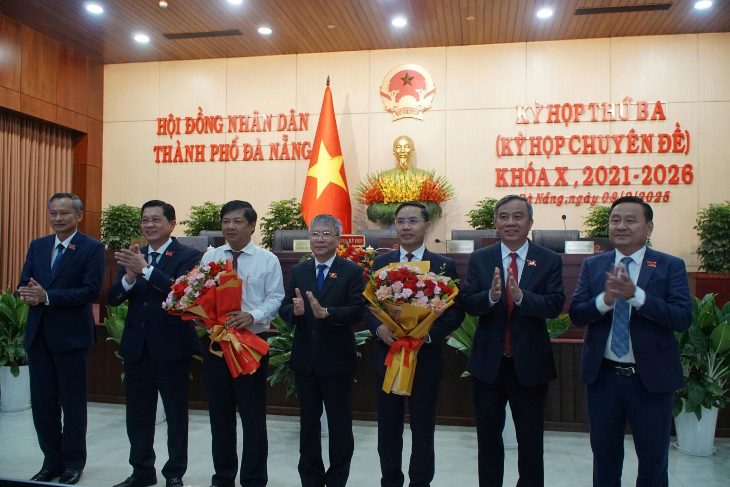 Ông Lương Nguyễn Minh Triết và ông Phạm Đức Ấn nhận hoa chúc mừng tại kỳ họp Ông Lương Nguyễn Minh Triết và ông Phạm Đức Ấn nhận hoa chúc mừng tại kỳ họp