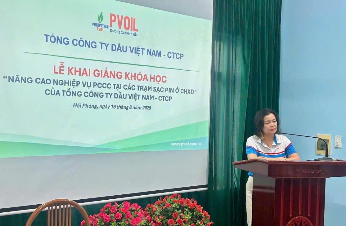 Bà Lê Thị Thu Hương - Phó Tổng Giám đốc PVOIL phát biểu khai giảng khóa học