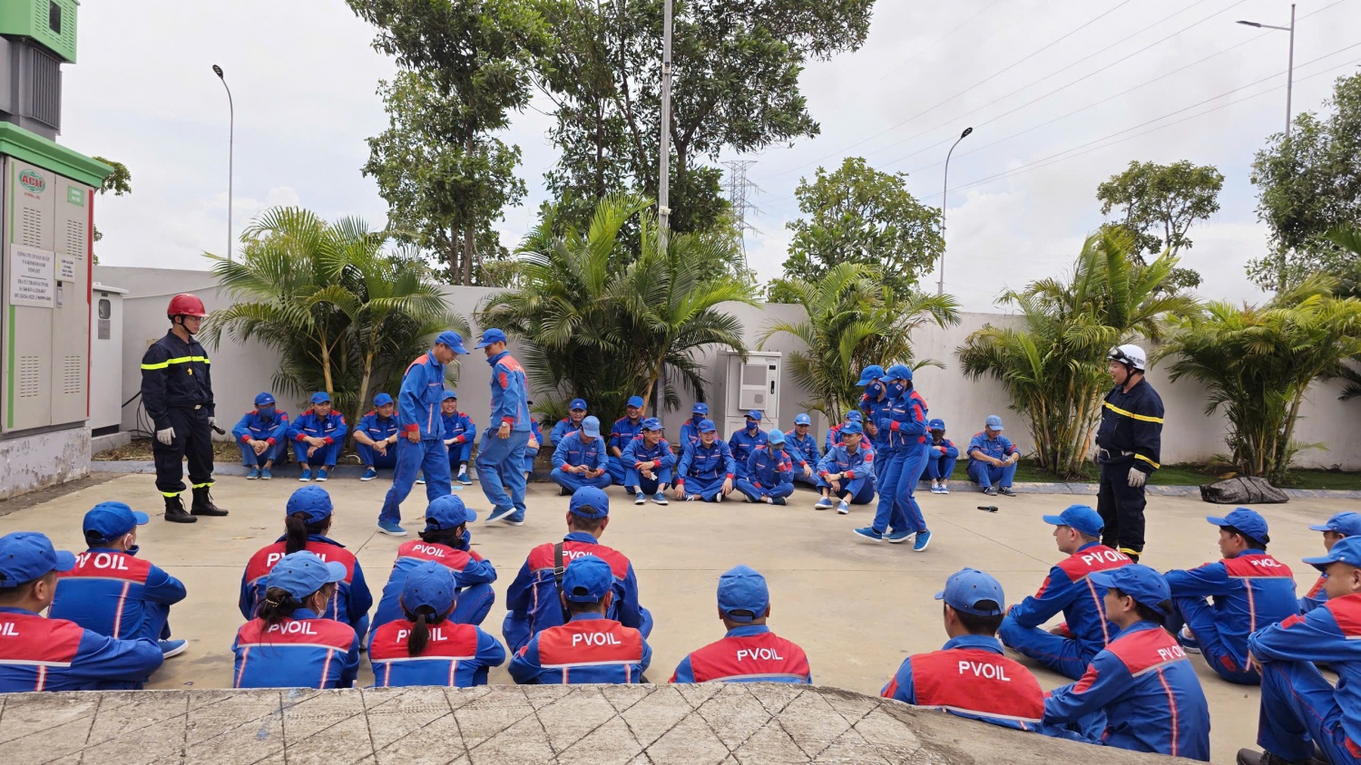 Cán bộ nhân viên tham gia học thực hành xử lý tình huống cứu nạn cứu hộ tại CHXD