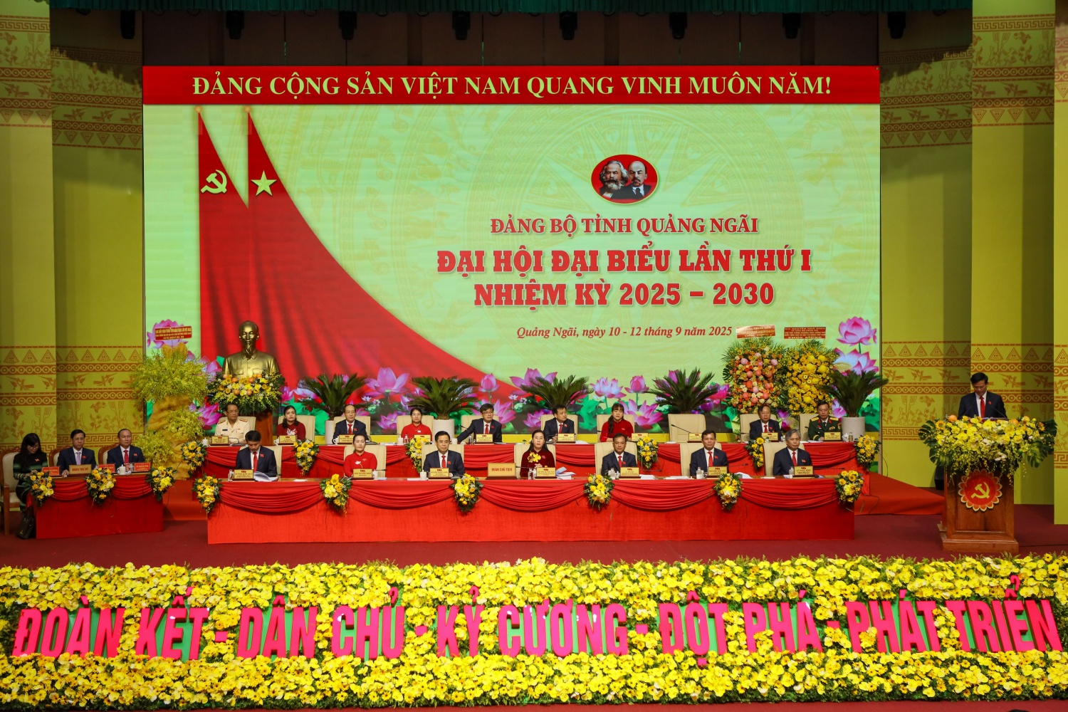 Đoàn Chủ tịch điều hành Đại hội đại biểu Đảng bộ tỉnh Quảng Ngãi nhiệm kỳ 2025 - 2030.