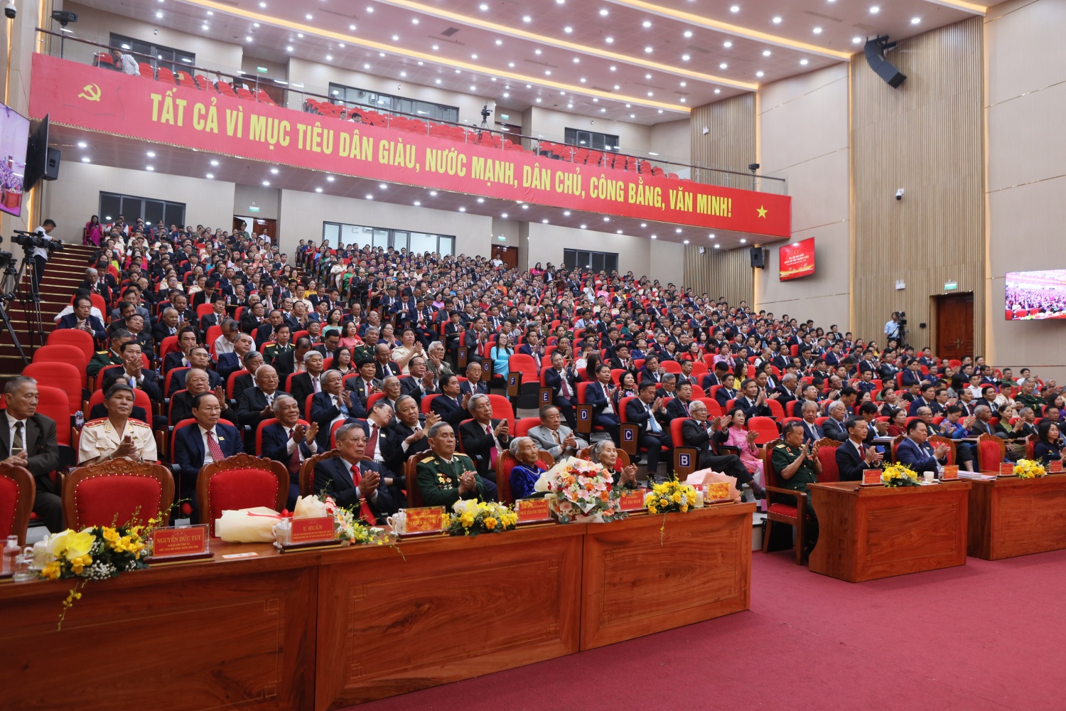 Đại hội có sự có 450 đại biểu chính thức, đại diện cho gần 92 nghìn đảng viên.