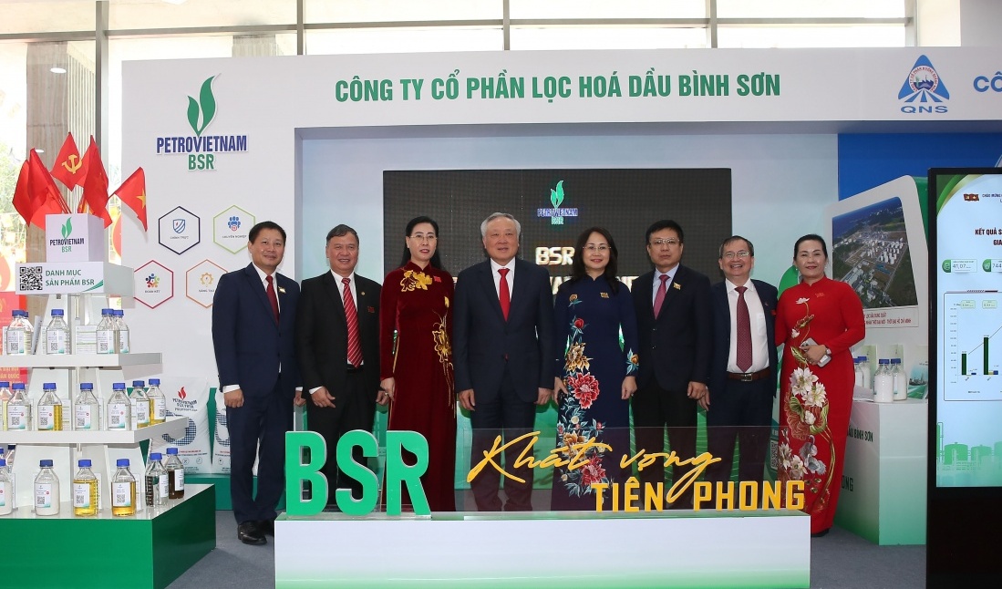 Phó Thủ tướng Nguyễn Hòa Bình tham quan gian hàng của BSR tại Đại hội đại biểu Đảng bộ tỉnh Quảng Ngãi nhiệm kỳ 2025-2030