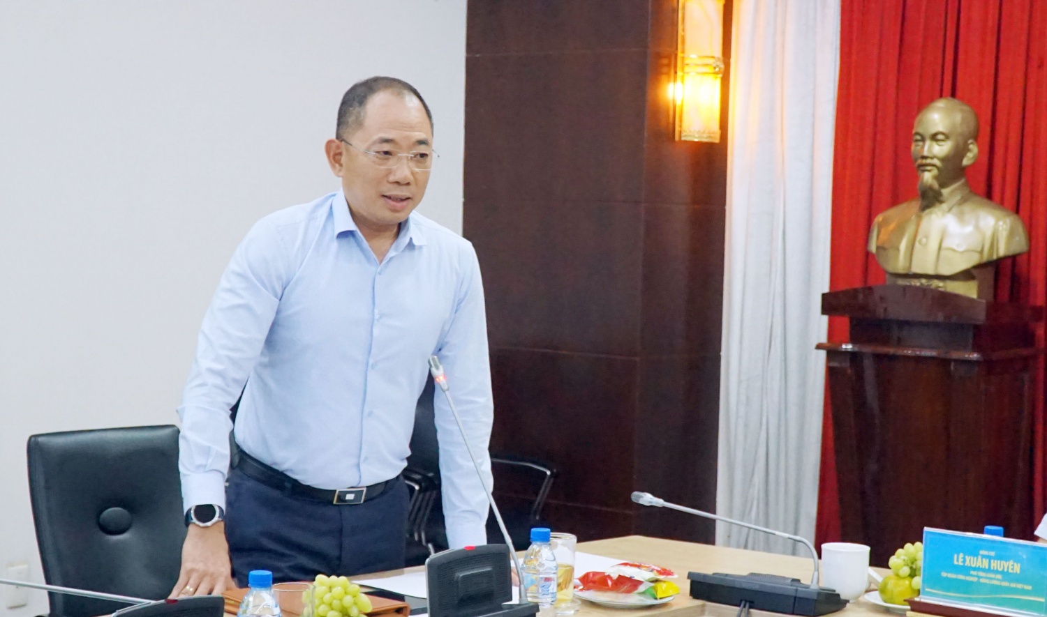 Chủ tịch HĐQT PVOIL Cao Hoài Dương báo cáo tại buổi làm việc Chủ tịch HĐQT PVOIL Cao Hoài Dương báo cáo tại buổi làm việc