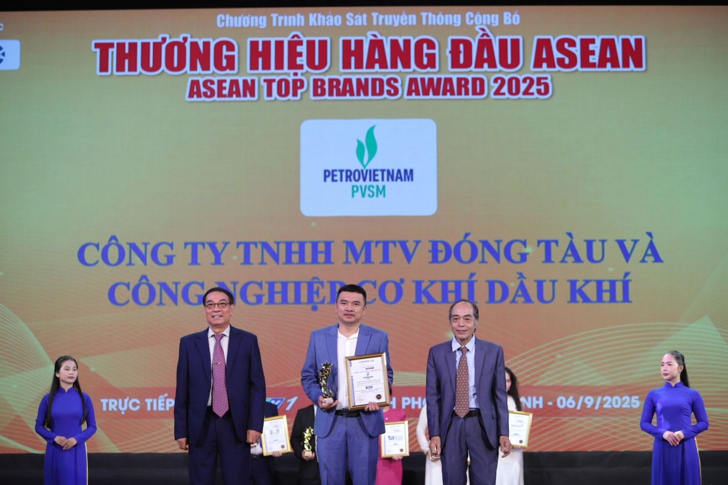 Đại diện PVSM nhận vinh danh